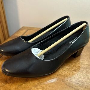 Brand New In Box I Love Comfort Black “Layla” Low Heal Shoes Size 6 1/2 Wide